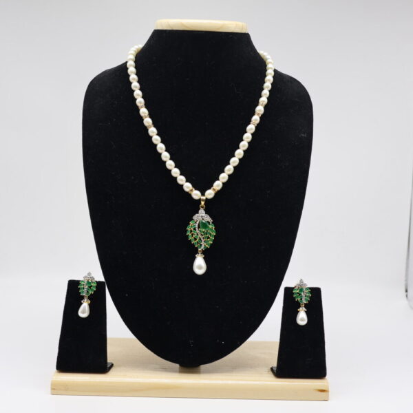 Alternative view of Emerald Pendant Pearl Necklace Set