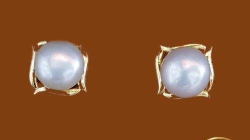 Simple Pearl Earring