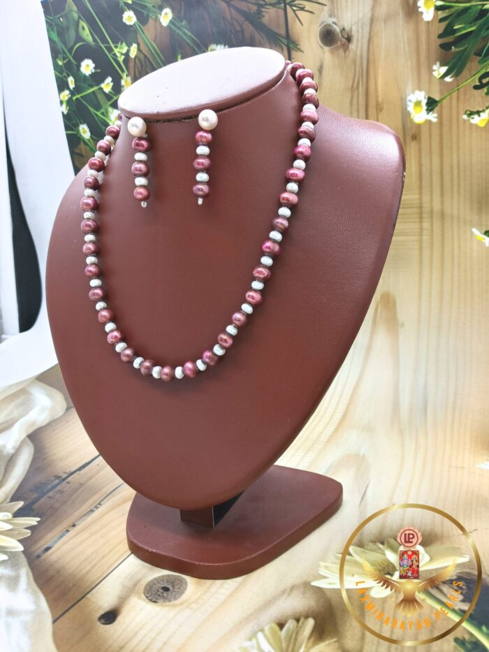 Single layer pearl necklaces