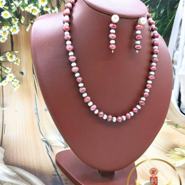 Single layer pearl necklaces