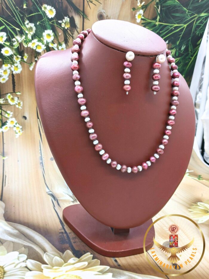 Single layer pearl necklaces