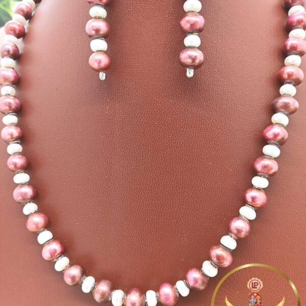 Single layer pearl necklaces
