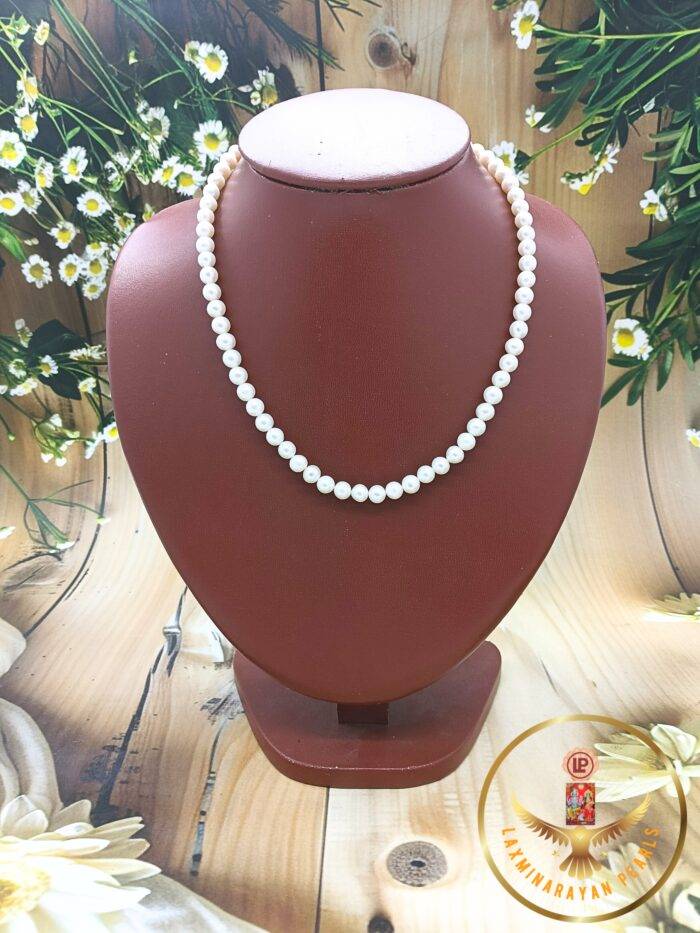 Single layer pearl necklaces