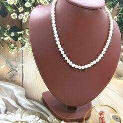 Single layer pearl necklaces