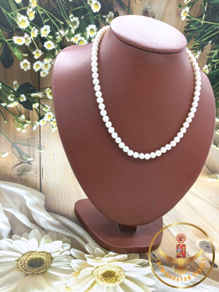 Single layer pearl necklaces