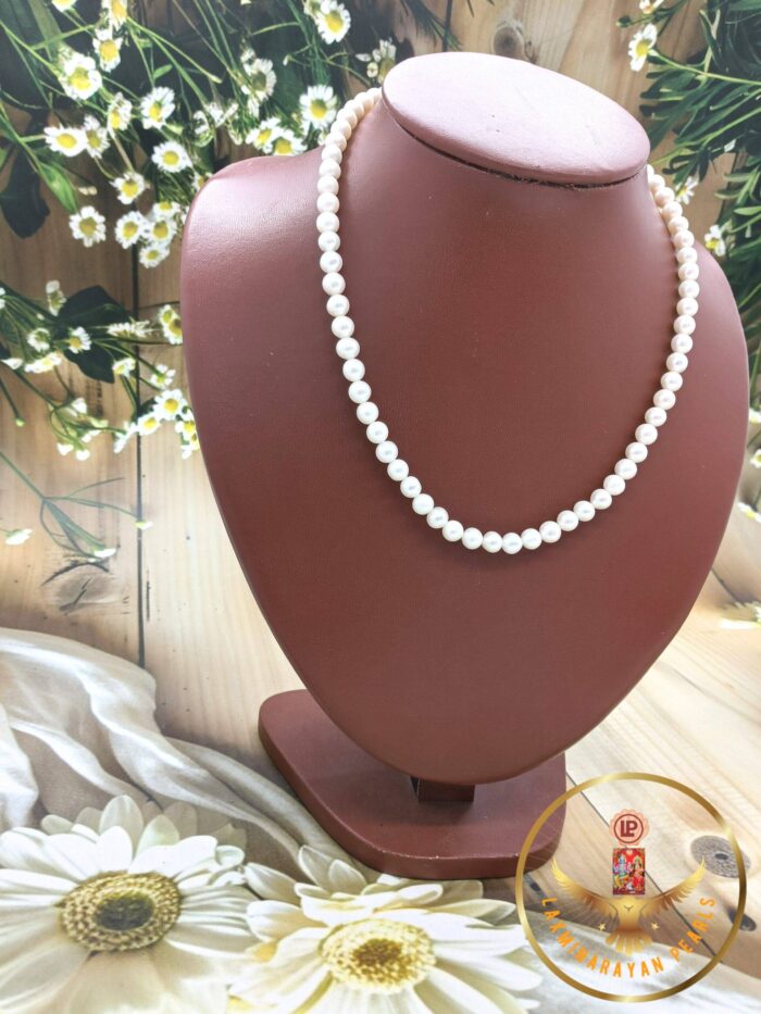 Single layer pearl necklaces