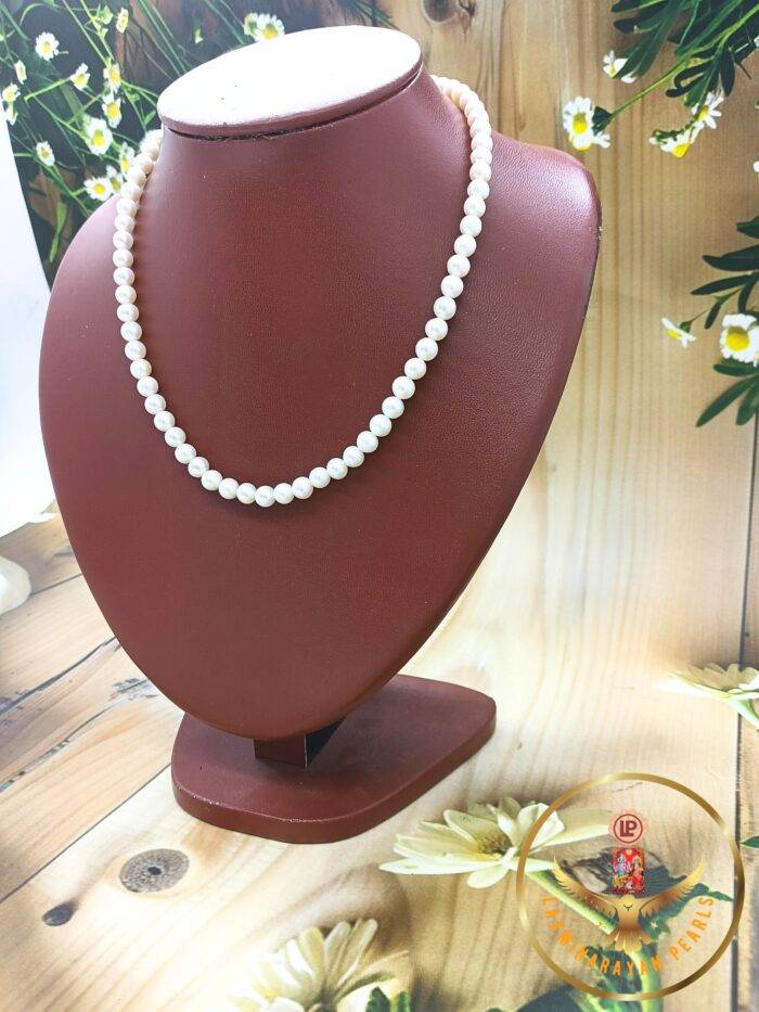 Single layer pearl necklaces