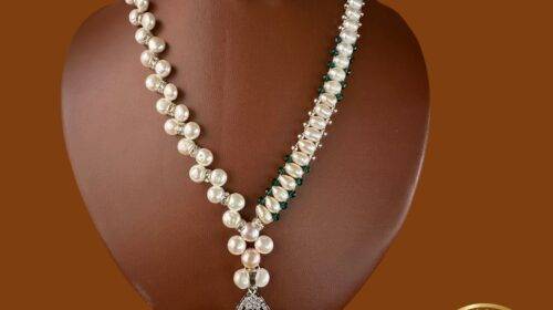 Stunning Emerald & Pearl necklace with earrings