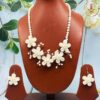 Flower pearl necklace