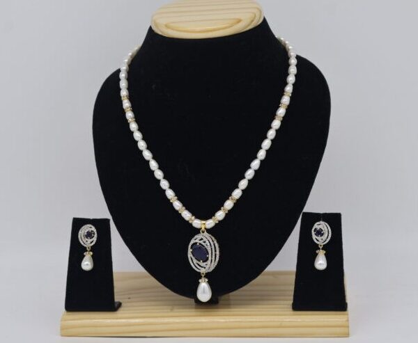 Alternative view of Single Row Pearl Set