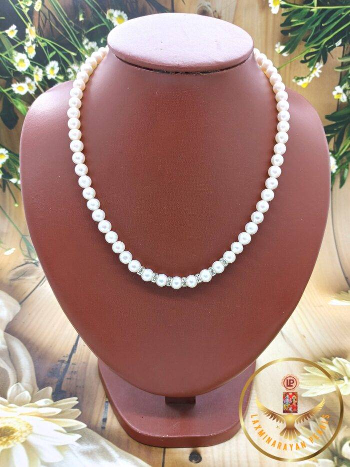 Single layer pearl necklaces