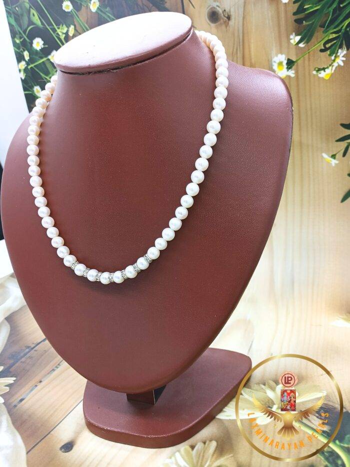 Single layer pearl necklaces