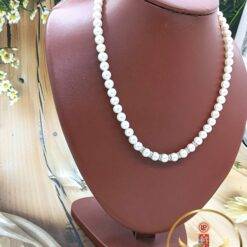 Single layer pearl necklaces