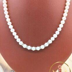 Single layer pearl necklaces