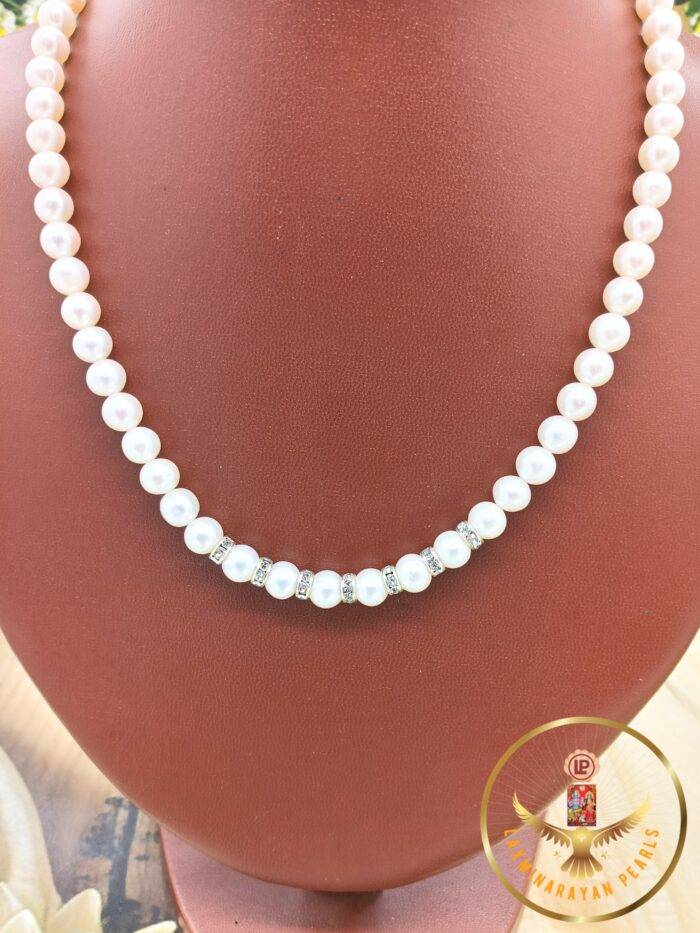 Single layer pearl necklaces