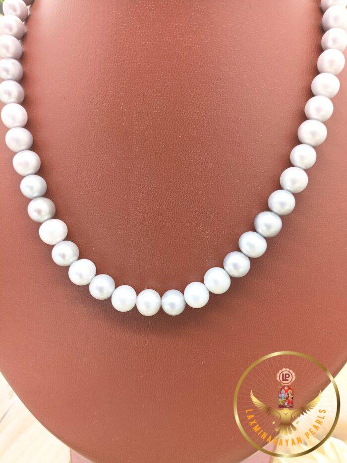 Single layer pearl necklaces