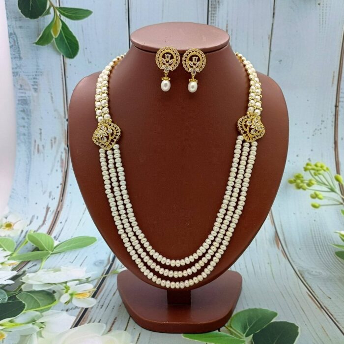 Side pendant pearl necklaces