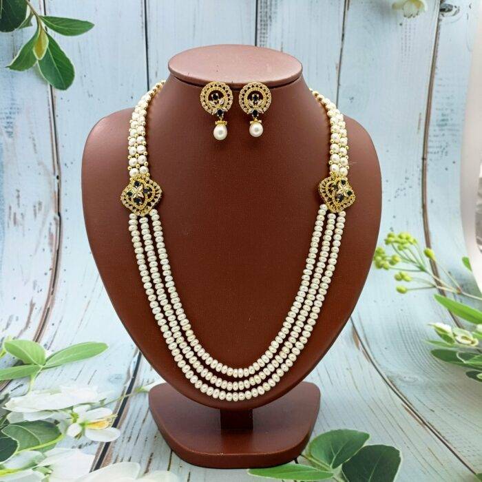 Side pendant pearl necklaces