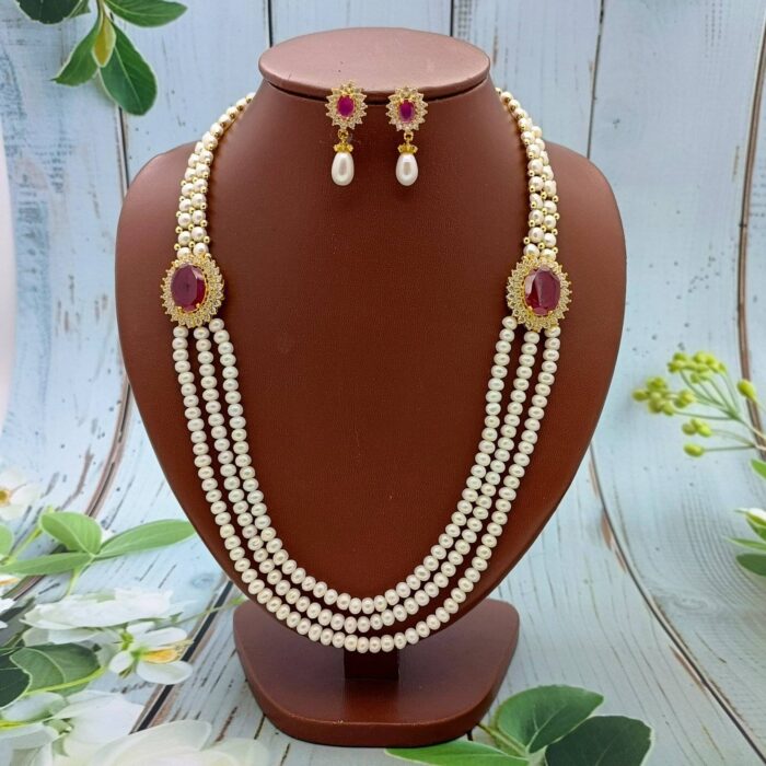 Side pendant pearl necklaces