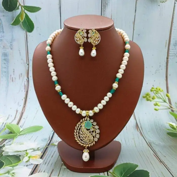 Pendant pearl necklace
