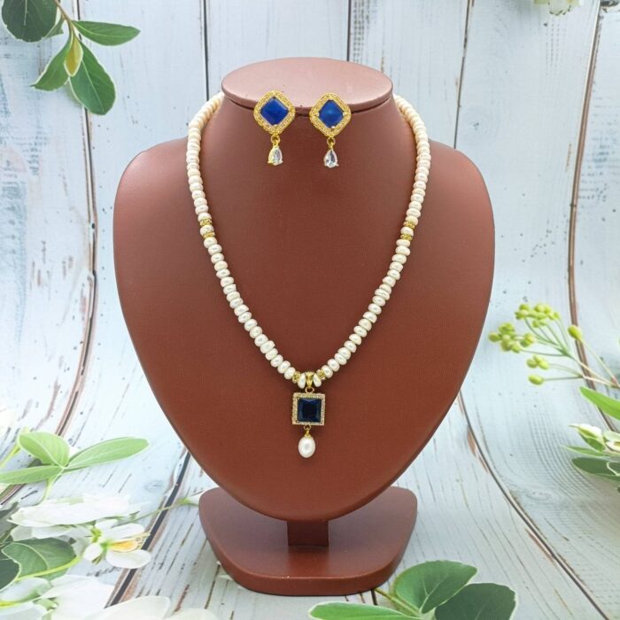 Pendant pearl necklace