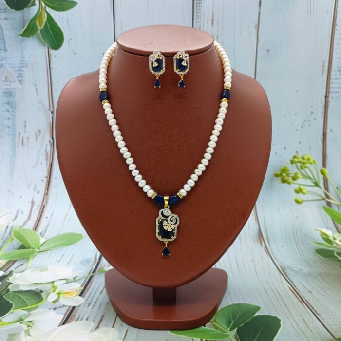 Pendant pearl necklace