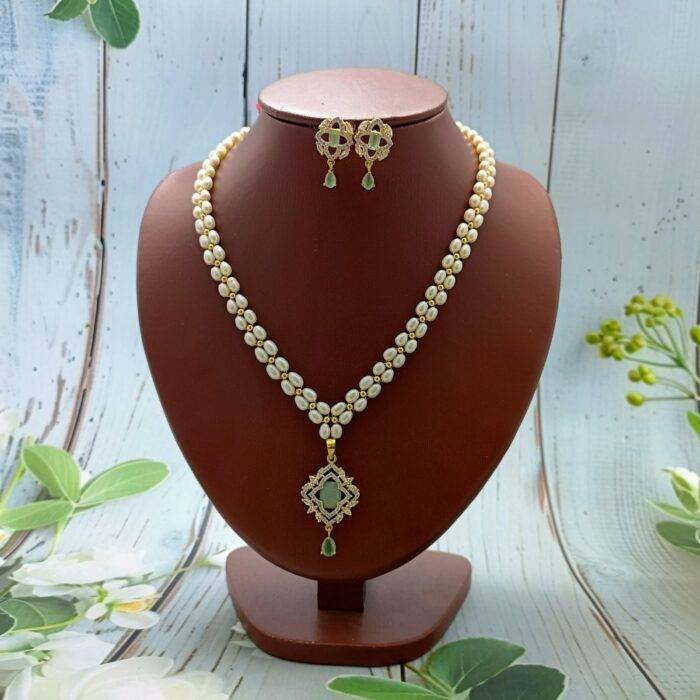 Pendant pearl necklace