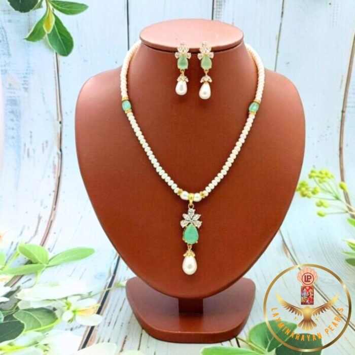Pendant pearl necklace