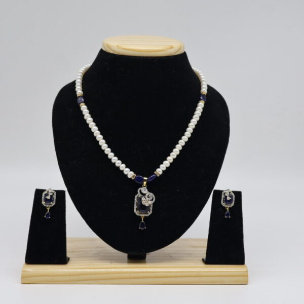 Alternative view of single line pearl set