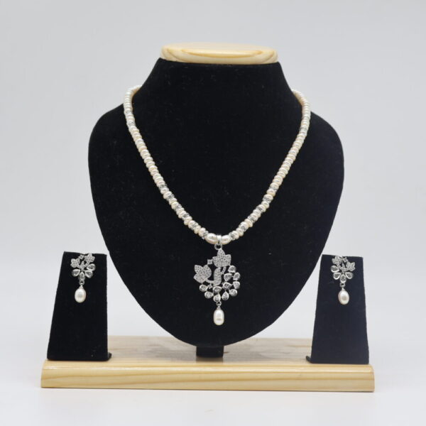 Alternative view of single line pendant pearl set