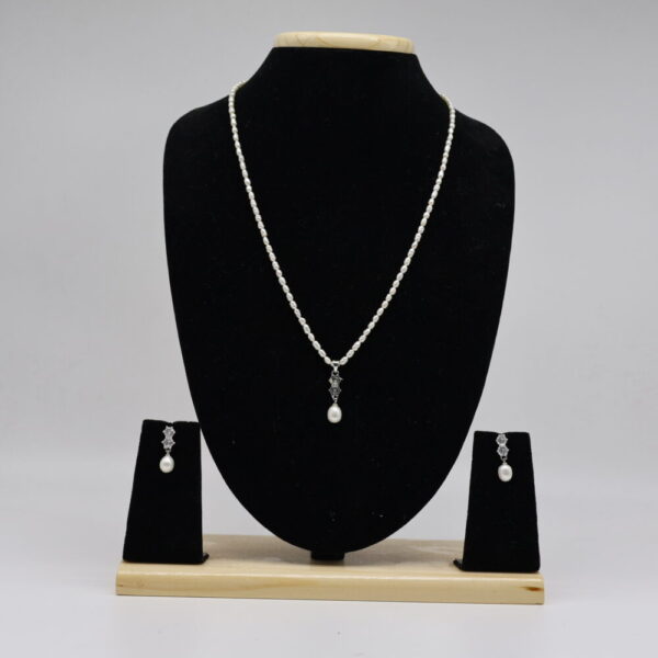Alternative view of single line Pendant pearl set