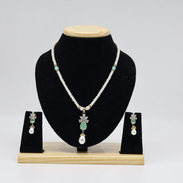 Alternative view of Single line peark necklace set