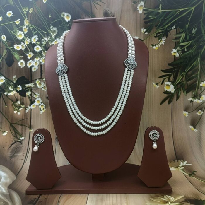 Side pendant pearl necklaces