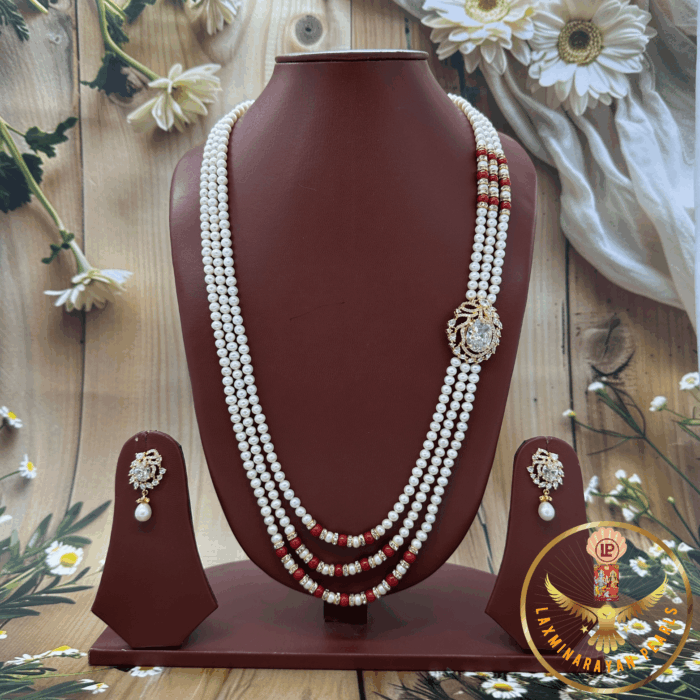 Side pendant pearl necklaces