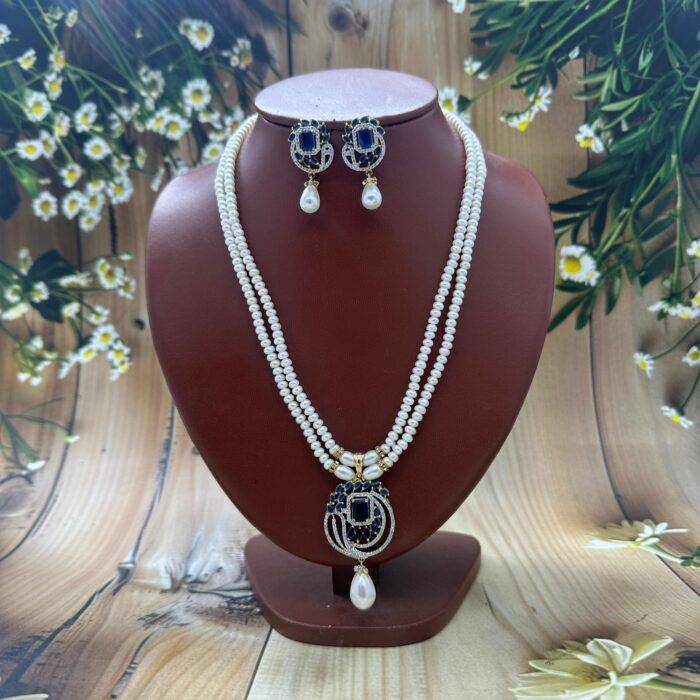 Two layered pearl pendant necklaces