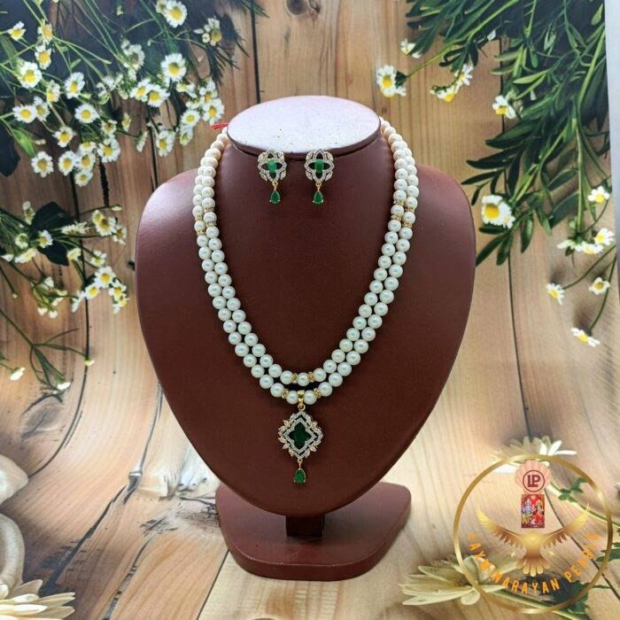 Two layered pearl pendant necklaces