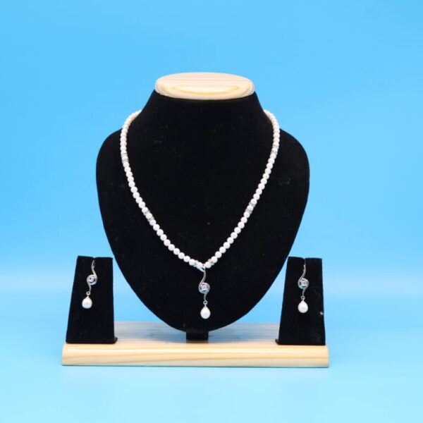 Alternative view of Elegant pendant pearl necklace