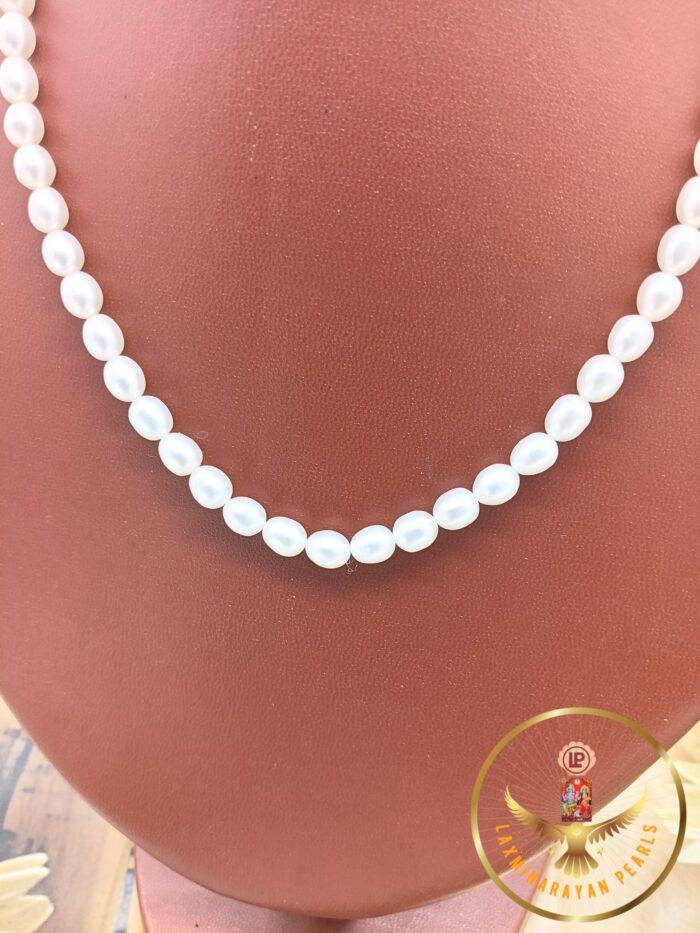 Single layer pearl necklaces