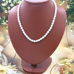 Single layer pearl necklaces