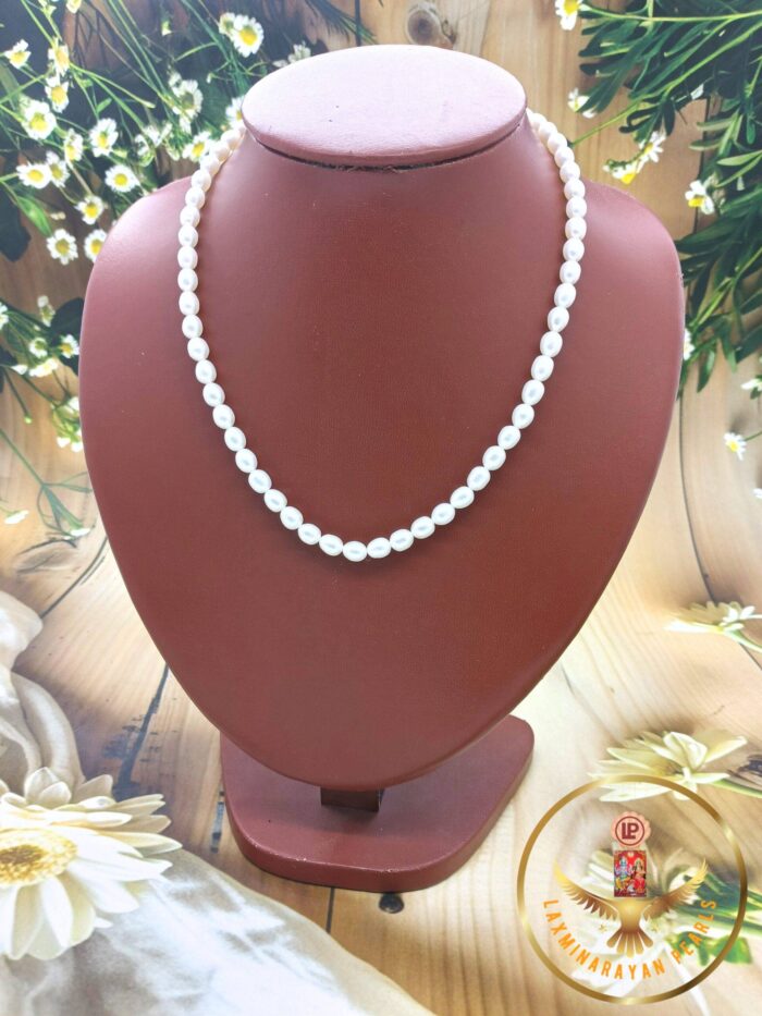 Single layer pearl necklaces