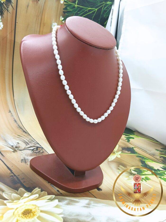 Single layer pearl necklaces