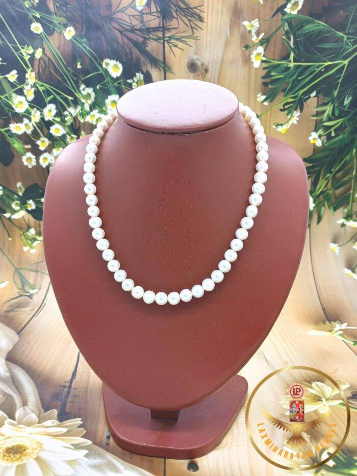 Single layer pearl necklaces