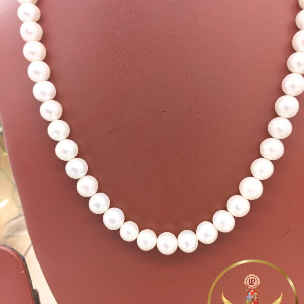Single layer pearl necklaces