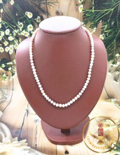 Single layer pearl necklaces