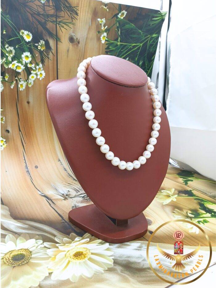 Single layer pearl necklaces