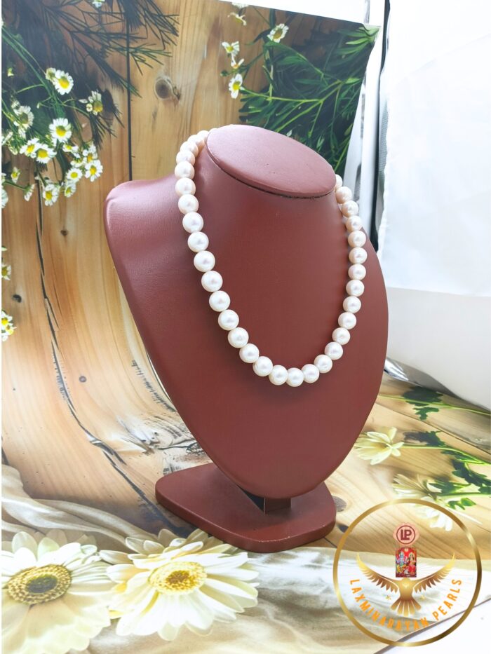 Single layer pearl necklaces