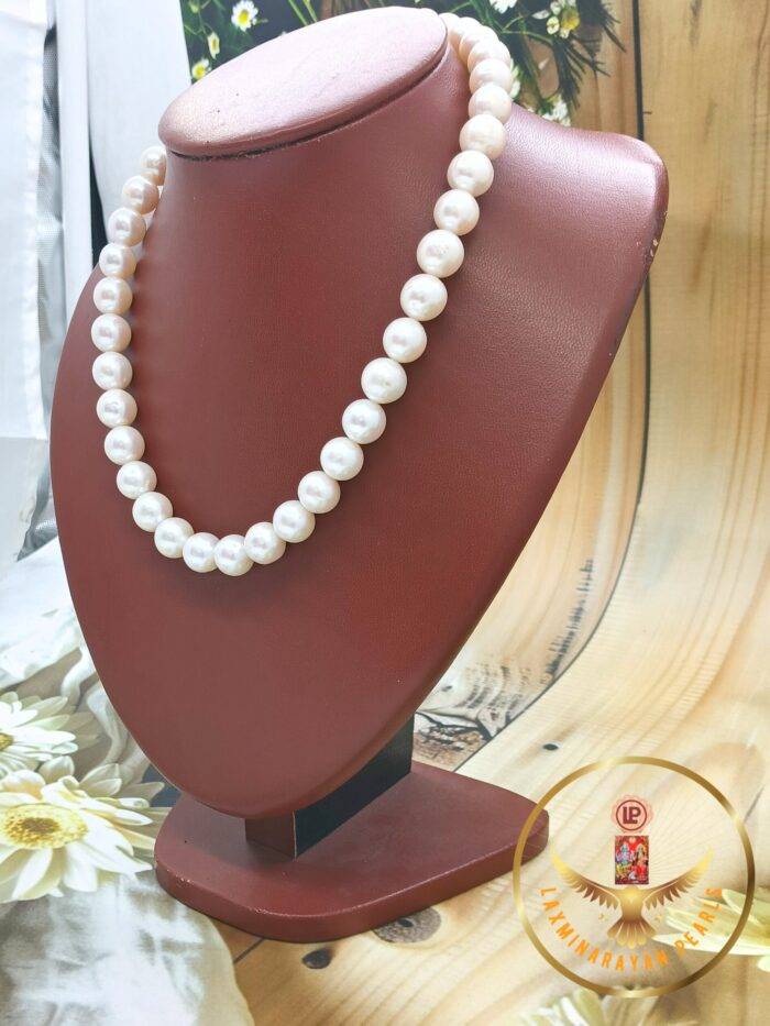 Single layer pearl necklaces