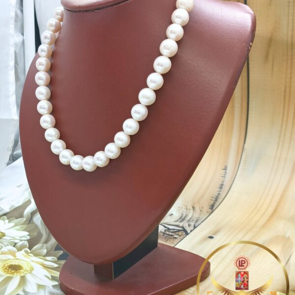 Single layer pearl necklaces