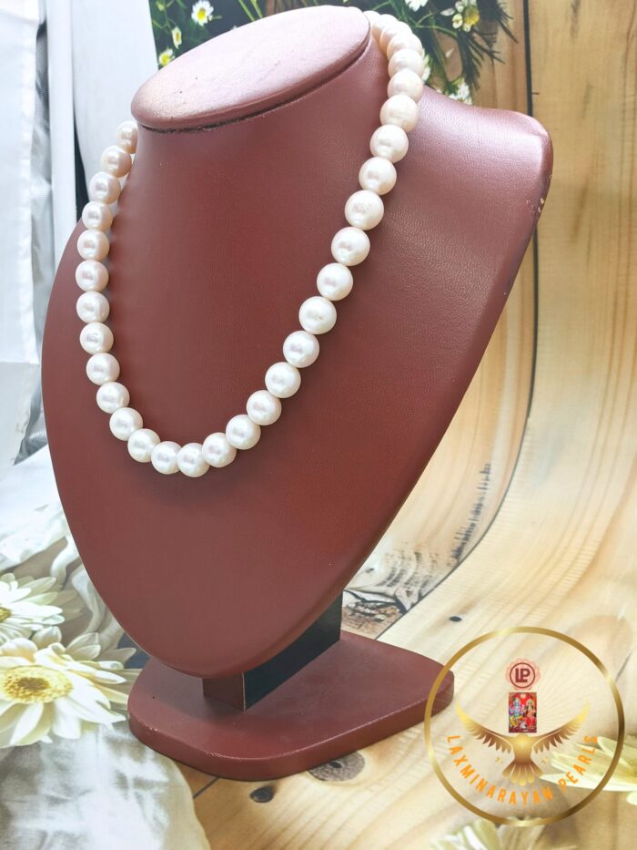 Single layer pearl necklaces