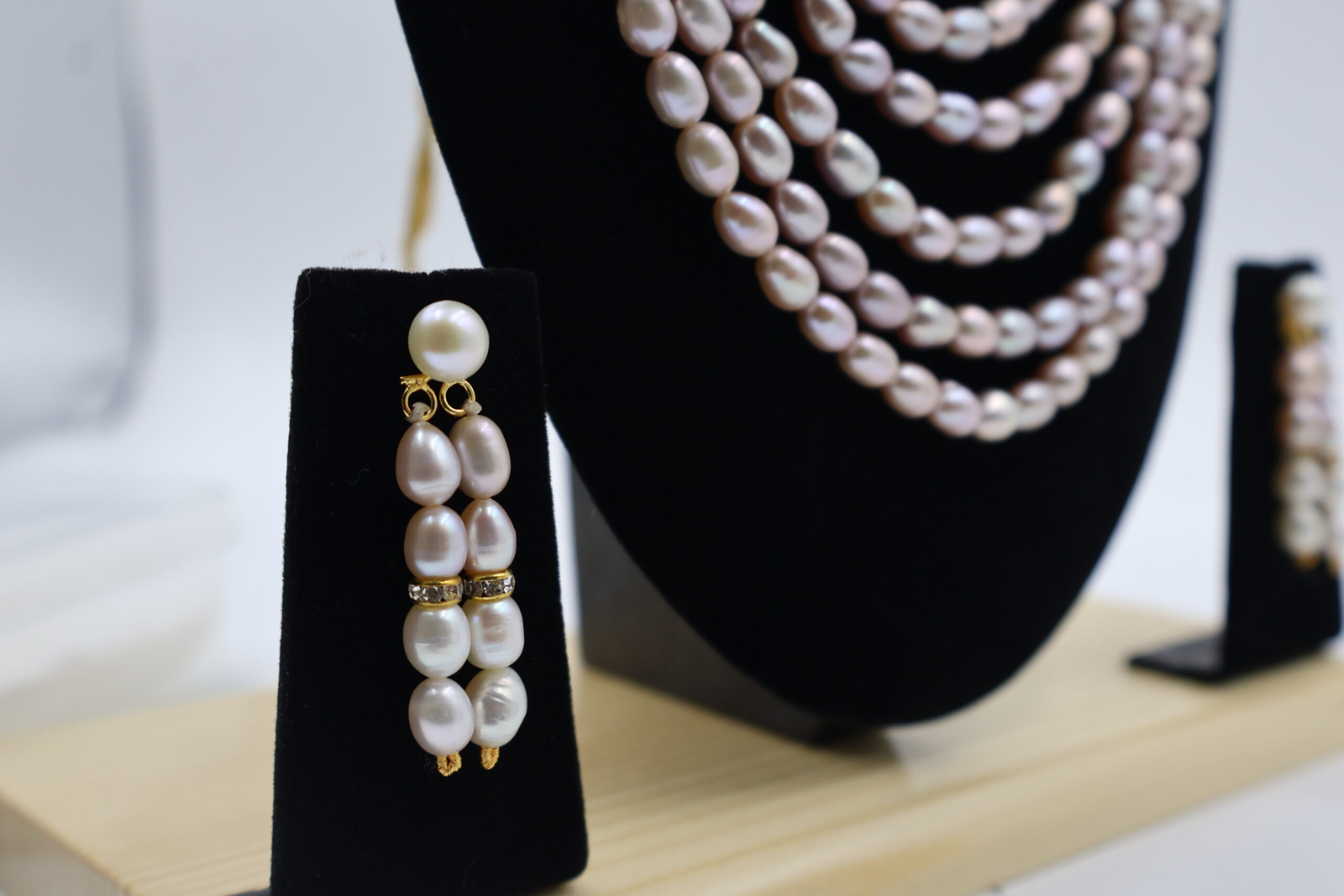 Pearl Layer Necklace - Image 2